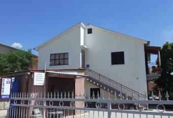 Apartmani Mate Vrban allows 18 year olds to book a room