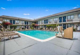 Motel 6 College Station, Tx - Bryan allows 18 year olds to book a room