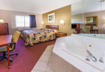 Super 8 by Wyndham Joliet I-55 N/Chicago has rooms with a private hot tub