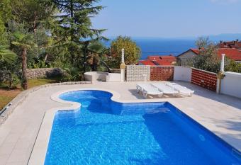 Pobri has Balcony rooms