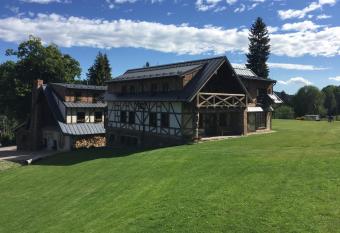 Kazmarka has rooms with a private hot tub