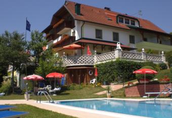 Gasthof Pension Lamprecht allows 18 year olds to book a room