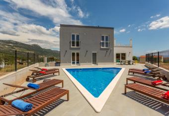 Villa Mila Kastela allows 18 year olds to book a room