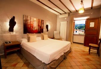 S  Hostal d  Esporles allows 18 year olds to book a room