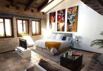 La Morada del Pintor EVI00178 allows 18 year olds to book a room