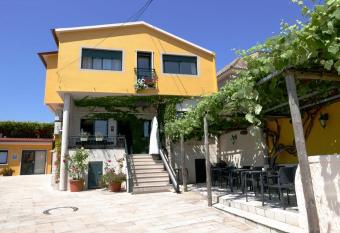 Pensi  n O Escondidino allows 18 year olds to book a room