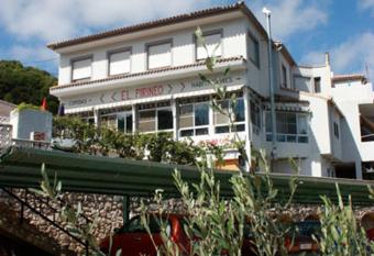 Pensi  n El Pirineo has Balcony rooms