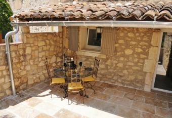 Au mazet de Carm  lina has Balcony rooms