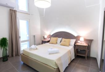 Le Stanze Del Duomo has rooms with a private hot tub