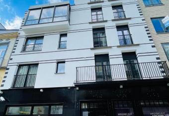 Hotel Jos   allows 18 year olds to book a room