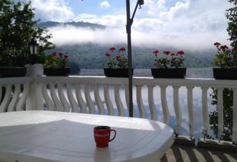 Uvacko jezero (Uvac Lake) has Balcony rooms