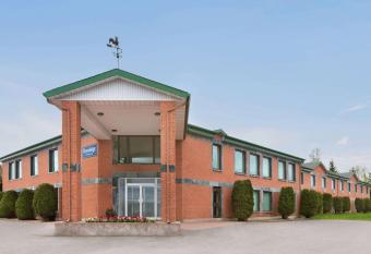 Travelodge by Wyndham Rigaud allows 18 year olds to book a room