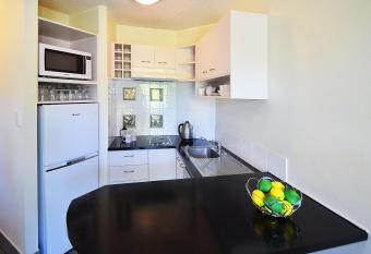 Noosa River Sandy Shores has rooms with a private hot tub