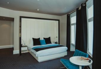 The Rutland Hotel & Apartments has rooms with a private hot tub