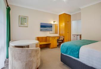 Manifold Motor Inn has rooms with a private hot tub