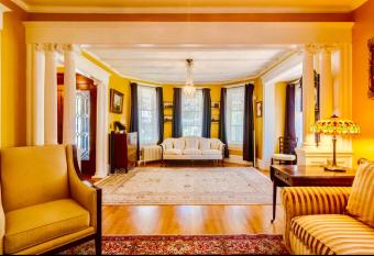 1000 Islands Bed and Breakfast-The Bulloch House has Balcony rooms