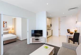 Oaks Melbourne on Lonsdale Suites has Balcony rooms