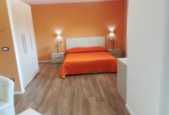 Villa Ulivi has rooms with a private hot tub