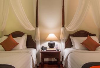 Angkor Palace Suite & Villa has rooms with a private hot tub