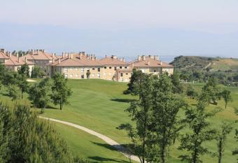 Apartamentos Campo de Golf allows 18 year olds to book a room