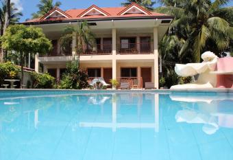 Wellbeach Dive Resort allows 18 year olds to book a room