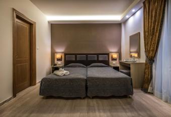 Rex Hotel allows 18 year olds to book a room