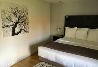 Casa9 H  tel allows 18 year olds to book a room