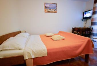 Villa Nada has rooms with a private hot tub