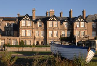 Wentworth Hotel allows 18 year olds to book a room