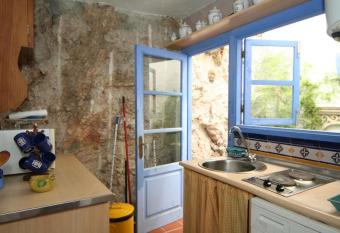 Casa con encanto, escapadas rom  nticas (jacuzzi) allows 18 year olds to book a room