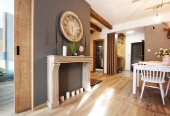 Apartm  n AND  L has Balcony rooms