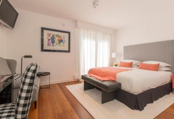 Villa Orange Charm Guesthouse has rooms with a private hot tub