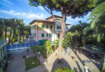 Albergo Battelli allows 18 year olds to book a room