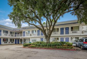 Motel 6 Conroe Tx has Smoking rooms