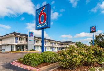 Motel 6 Waco Bellmead has Smoking rooms
