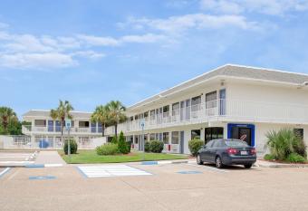 Motel 6 Gulfport allows 18 year olds to book a room