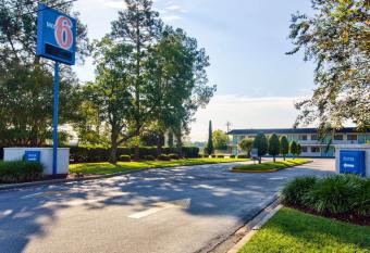 Motel 6 Valdosta University allows 18 year olds to book a room