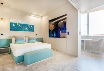Luxury Apartment Suite Historic Center of Cascais allows 18 year olds to book a room
