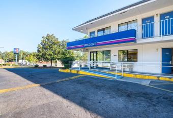 Motel 6 Birmingham - Bessemer has Smoking rooms