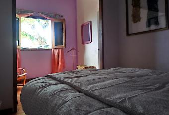 The Violet House muy cerca del Aeropuerto Tenerife Norte allows 18 year olds to book a room