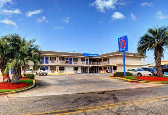 Motel 6 New Orleans - Slidell has Smoking rooms
