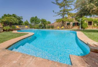 Es Garrover has Balcony rooms