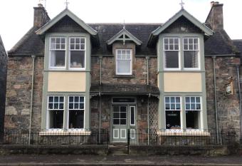 DAVAAR B&B allows 18 year olds to book a room