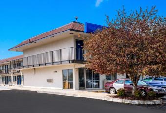Motel 6 Richmond Airport allows 18 year olds to book a room