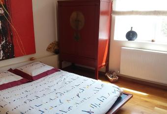 Chambre Cosy Hyper Centre allows 18 year olds to book a room