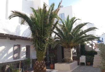 Manos Rooms has Balcony rooms