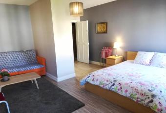 Jacaranda de Banaudon - Chambres d H  tes- Petits d  jeuners inclus -Guest Rooms , Breakfast included - Lun  ville Coeur de Ville has rooms with a private hot tub