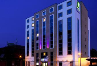 Holiday Inn Express London - Watford Junction, an IHG Hotel allows 18 year olds to book a room