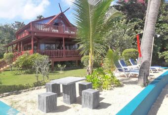 Beachfront Villa, Bang Po allows 18 year olds to book a room