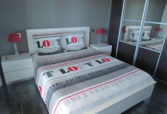 Les Nymphes De Bourbon allows 18 year olds to book a room